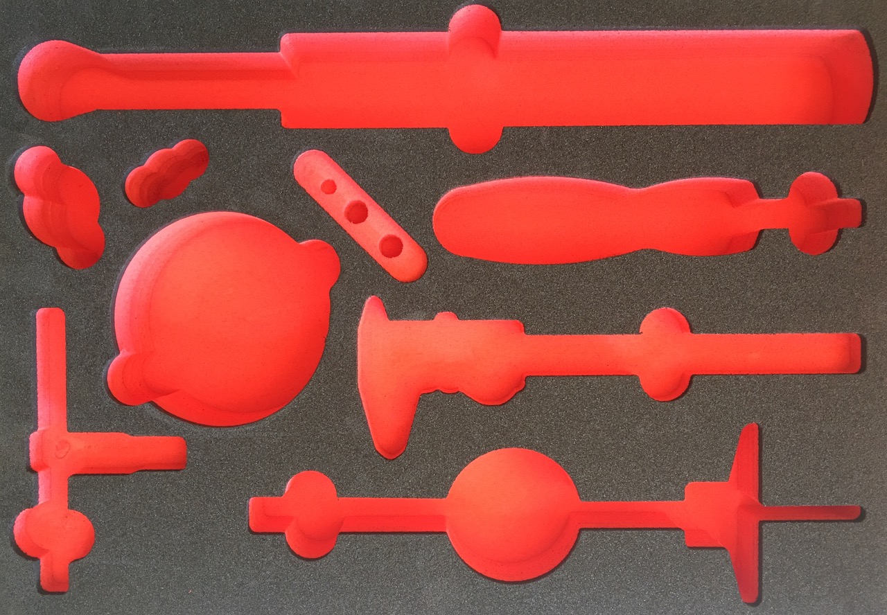 Usinage mousse PE 60mm 45kg/m3 noire et rouge