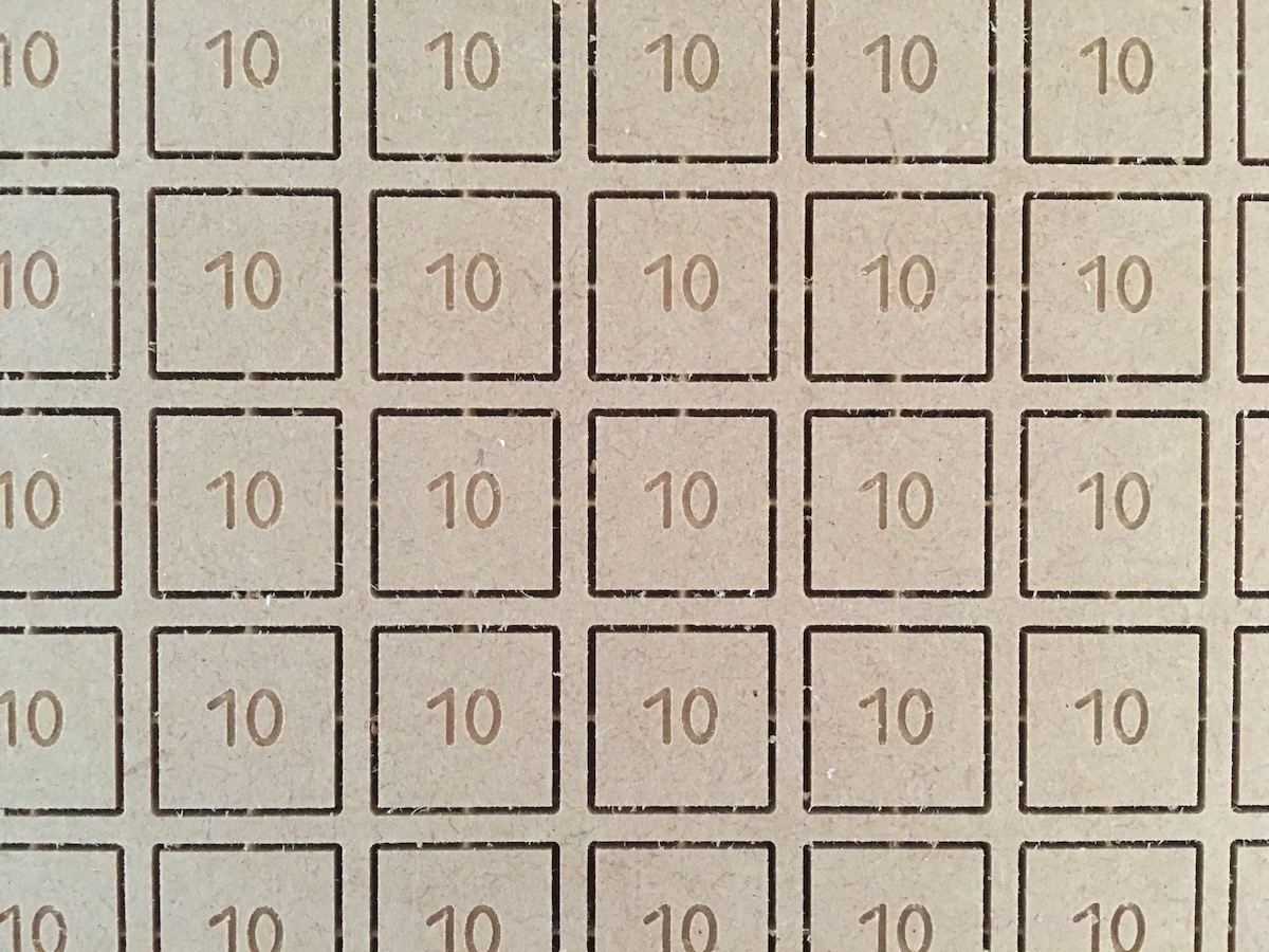 Carré medium 3mm avec gravure "10"