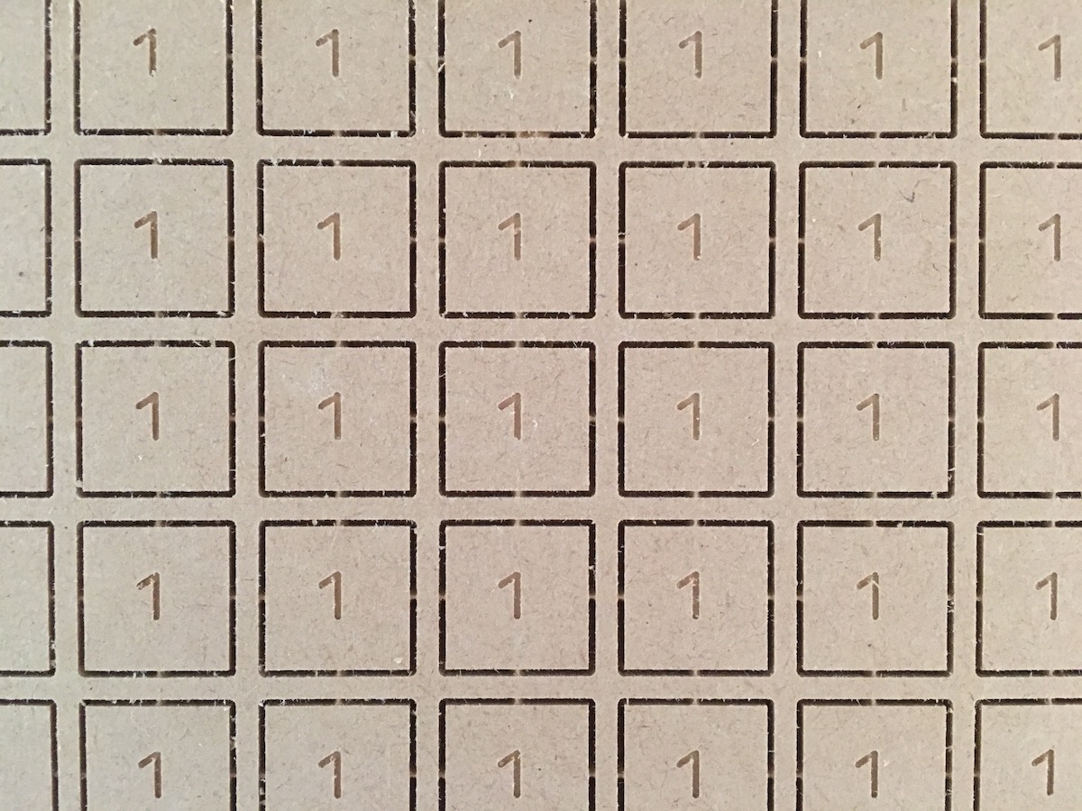 Carré medium 3mm avec gravure "1"