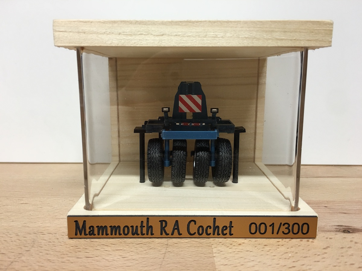 Maquette agricole échelle 1/32 et plaque numérotée usinée dans plastique bi-couches