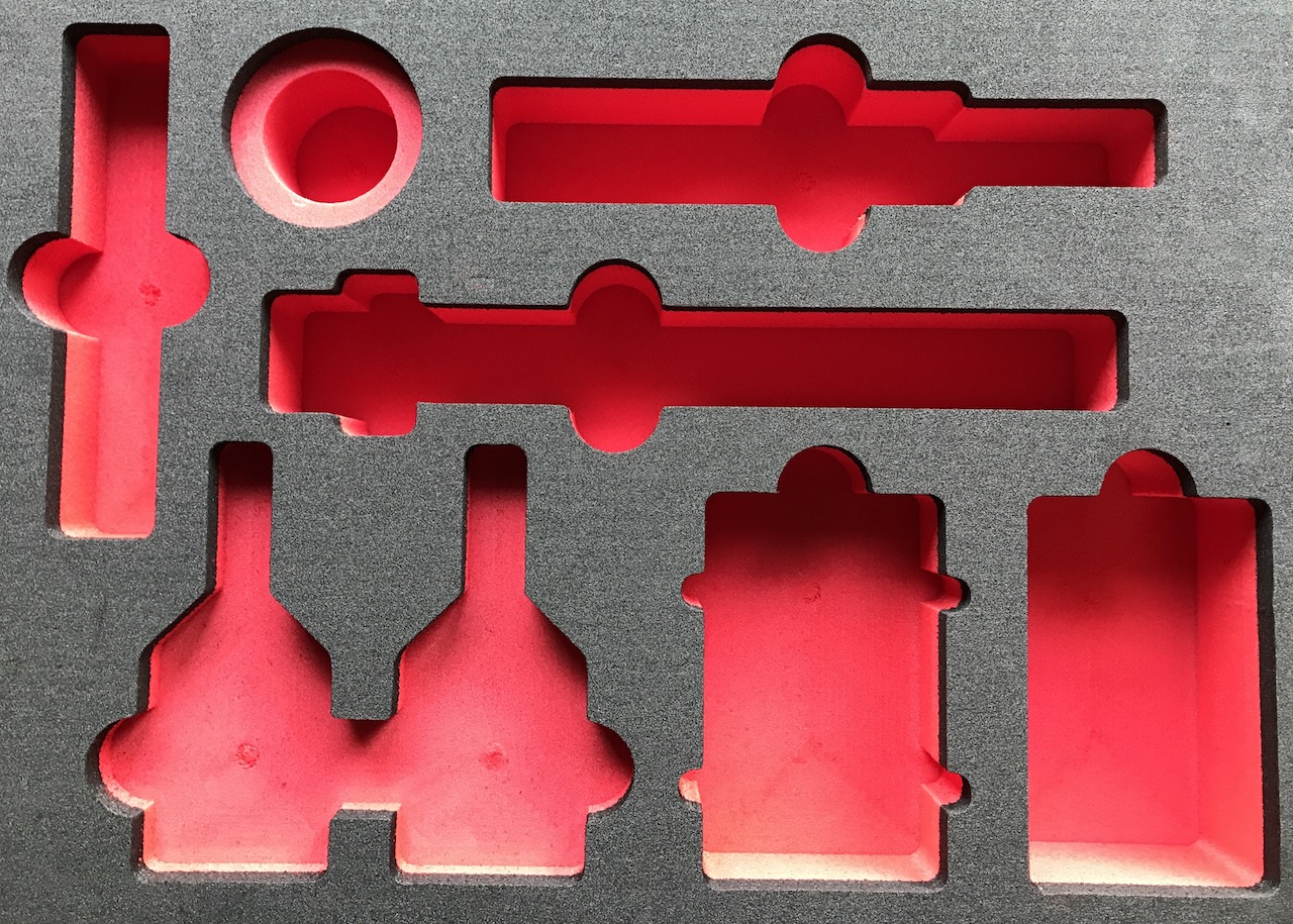 Usinage mousse PE 60mm 45kg/m3 noire et rouge