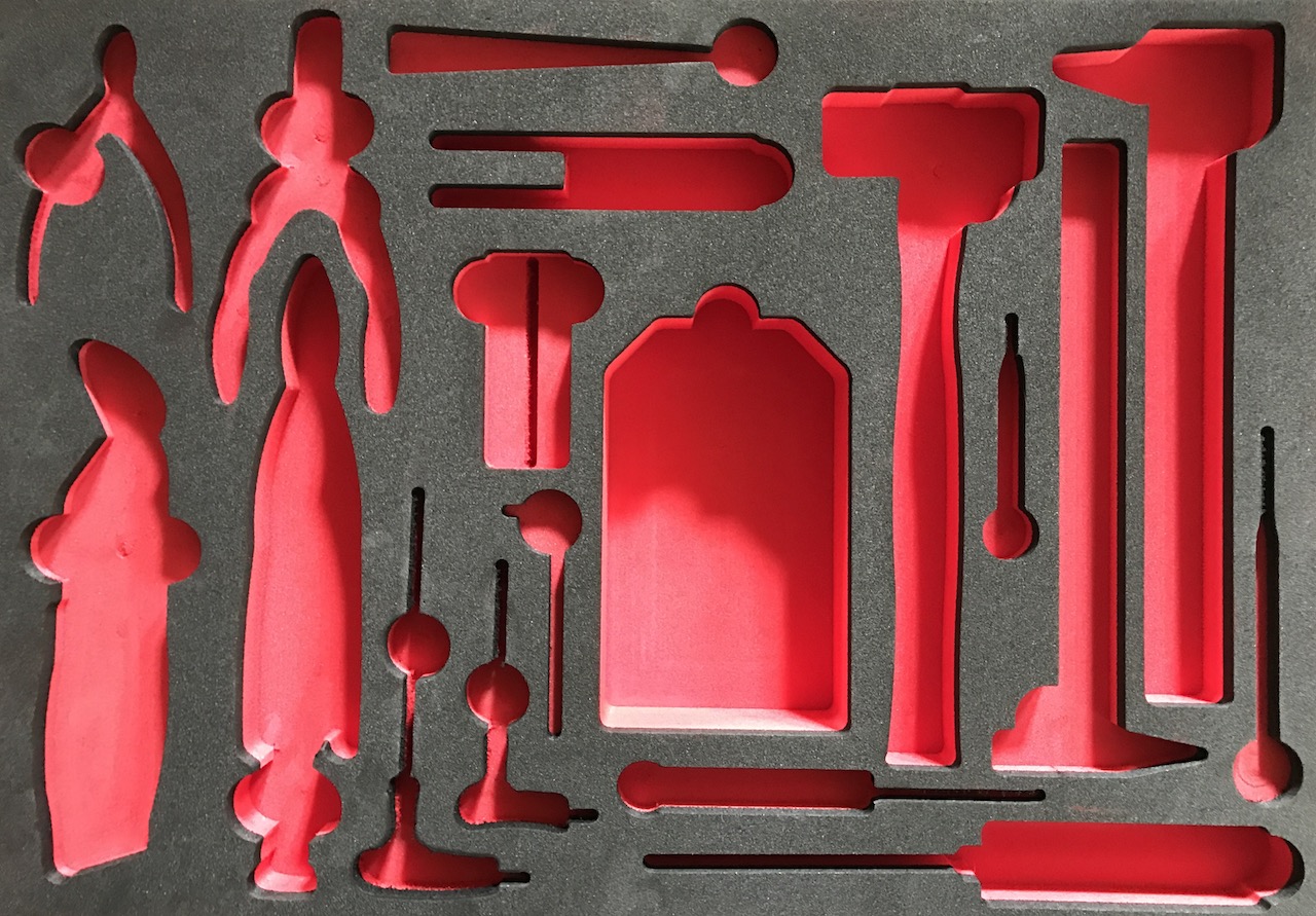 Usinage mousse PE 60mm 45kg/m3 noire et rouge