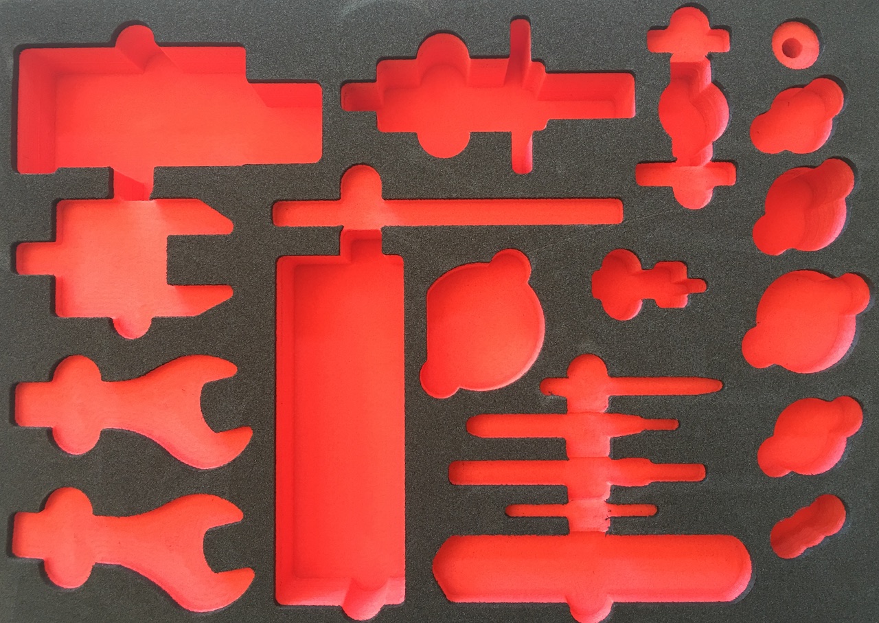 Usinage mousse PE 60mm 45kg/m3 noire et rouge