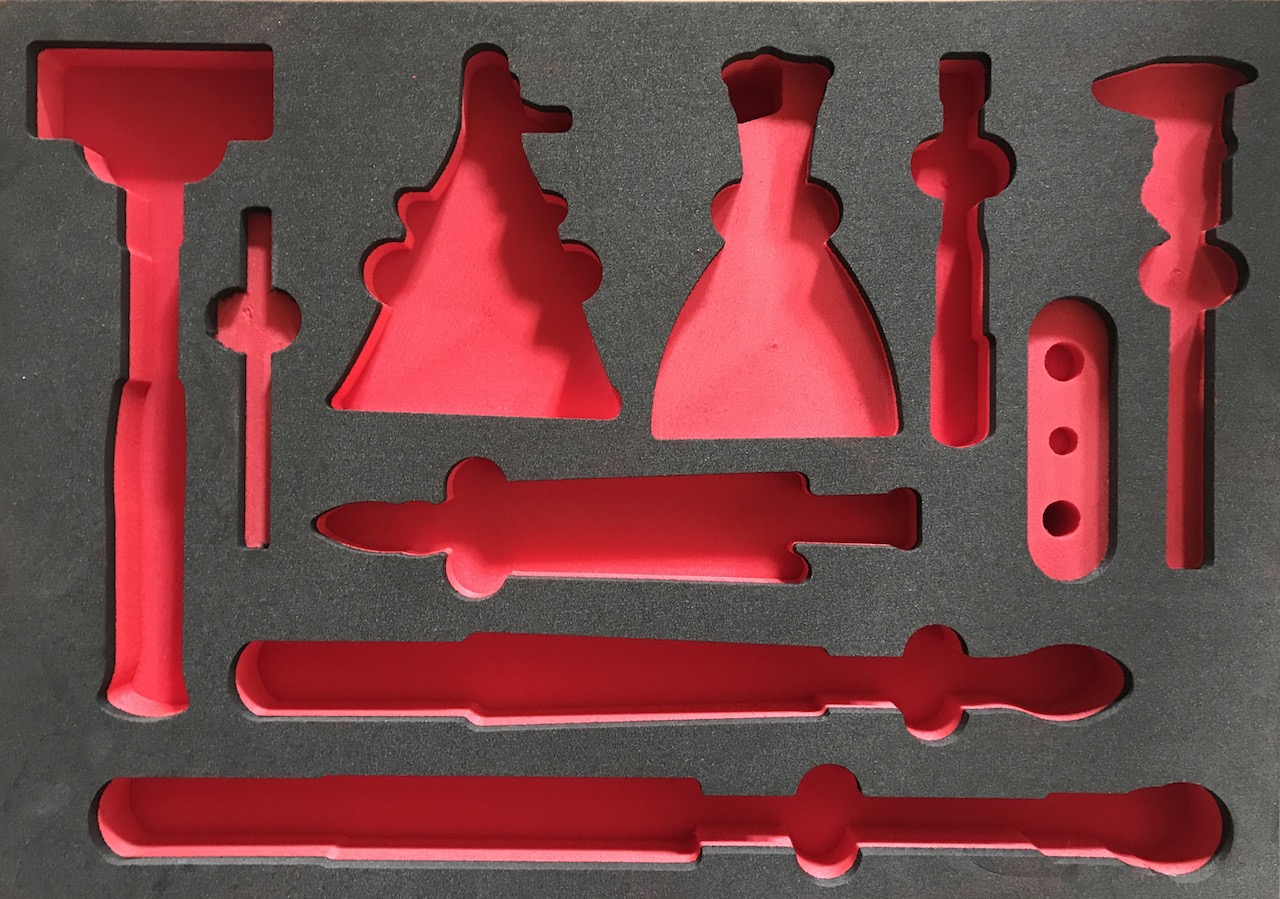 Usinage mousse PE 60mm 45kg/m3 noire et rouge