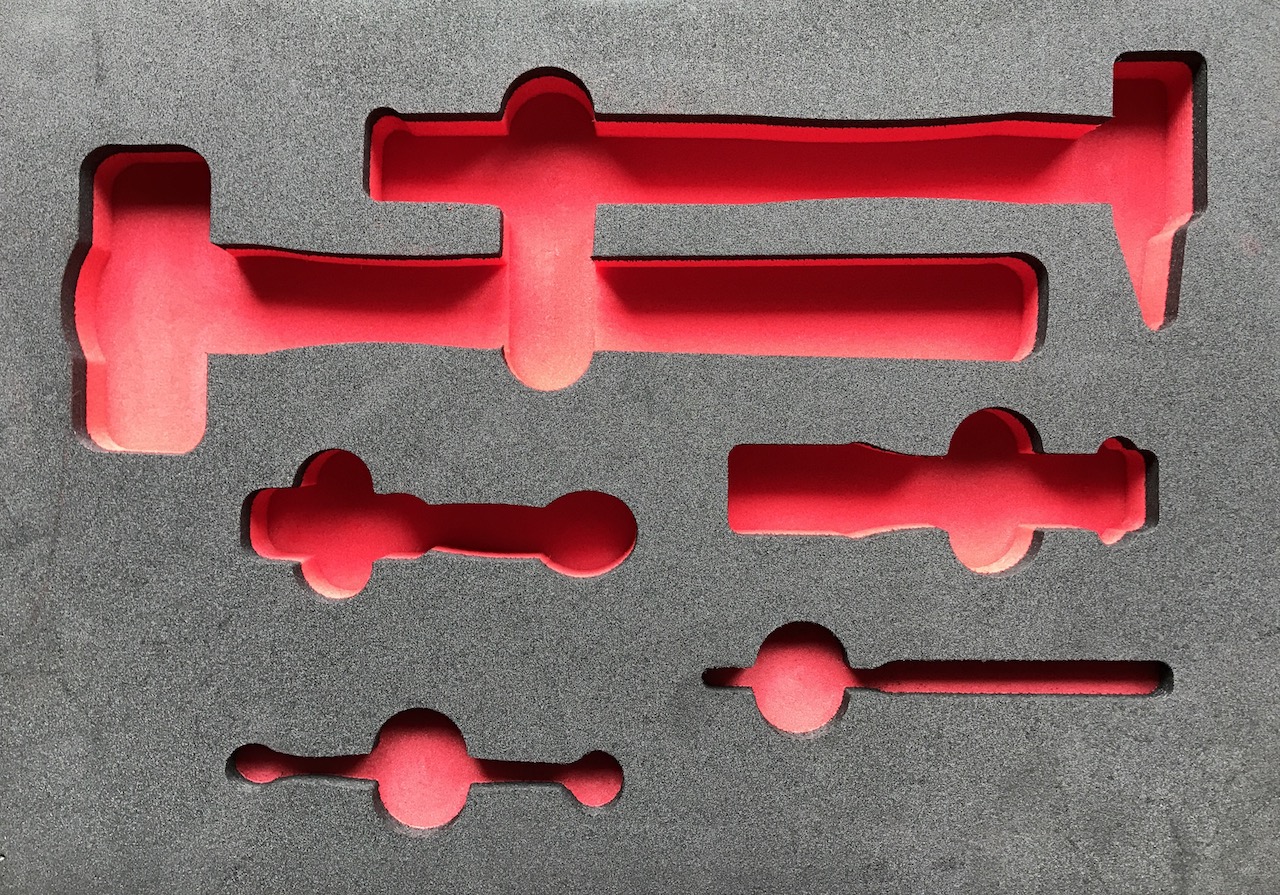 Usinage mousse PE 60mm 45kg/m3 noire et rouge