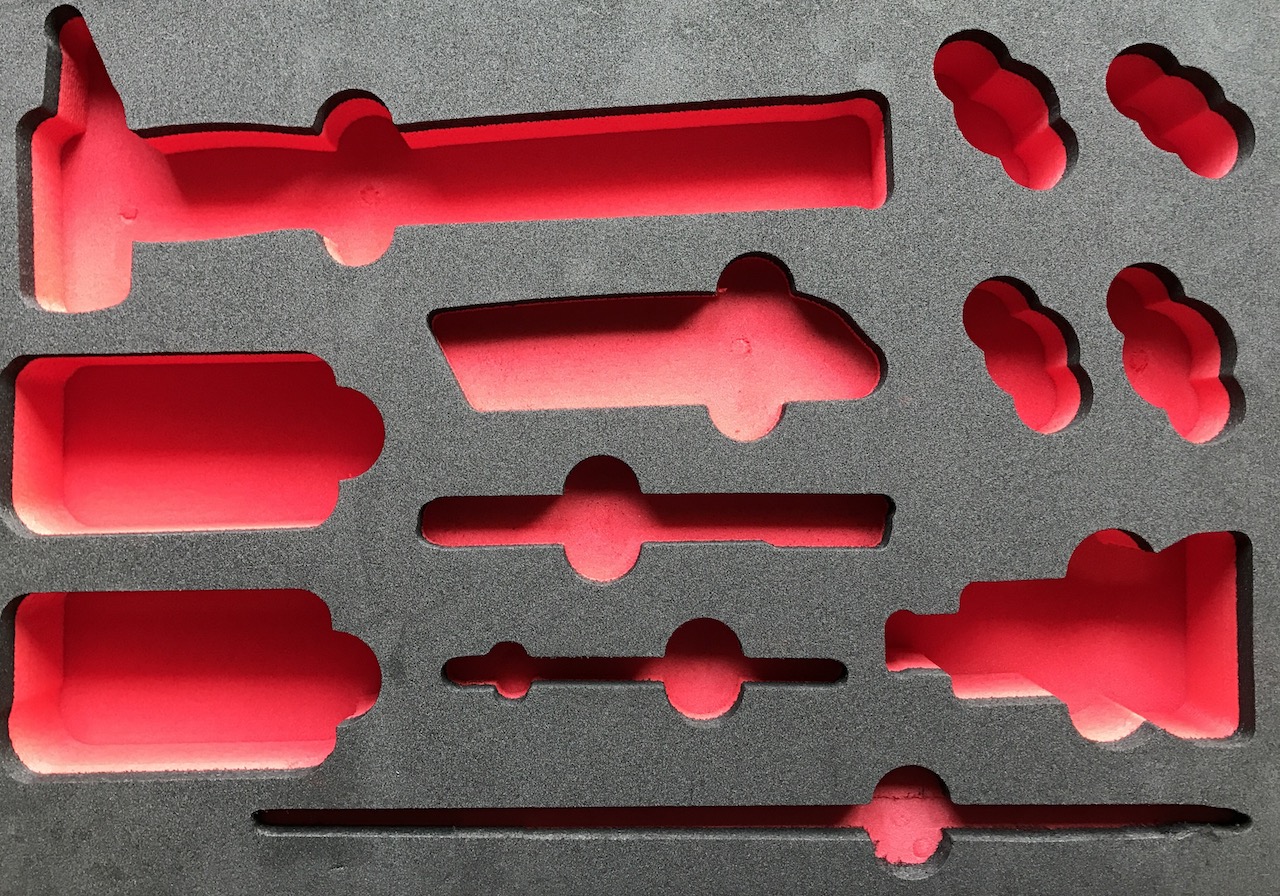 Usinage mousse PE 60mm 45kg/m3 noire et rouge