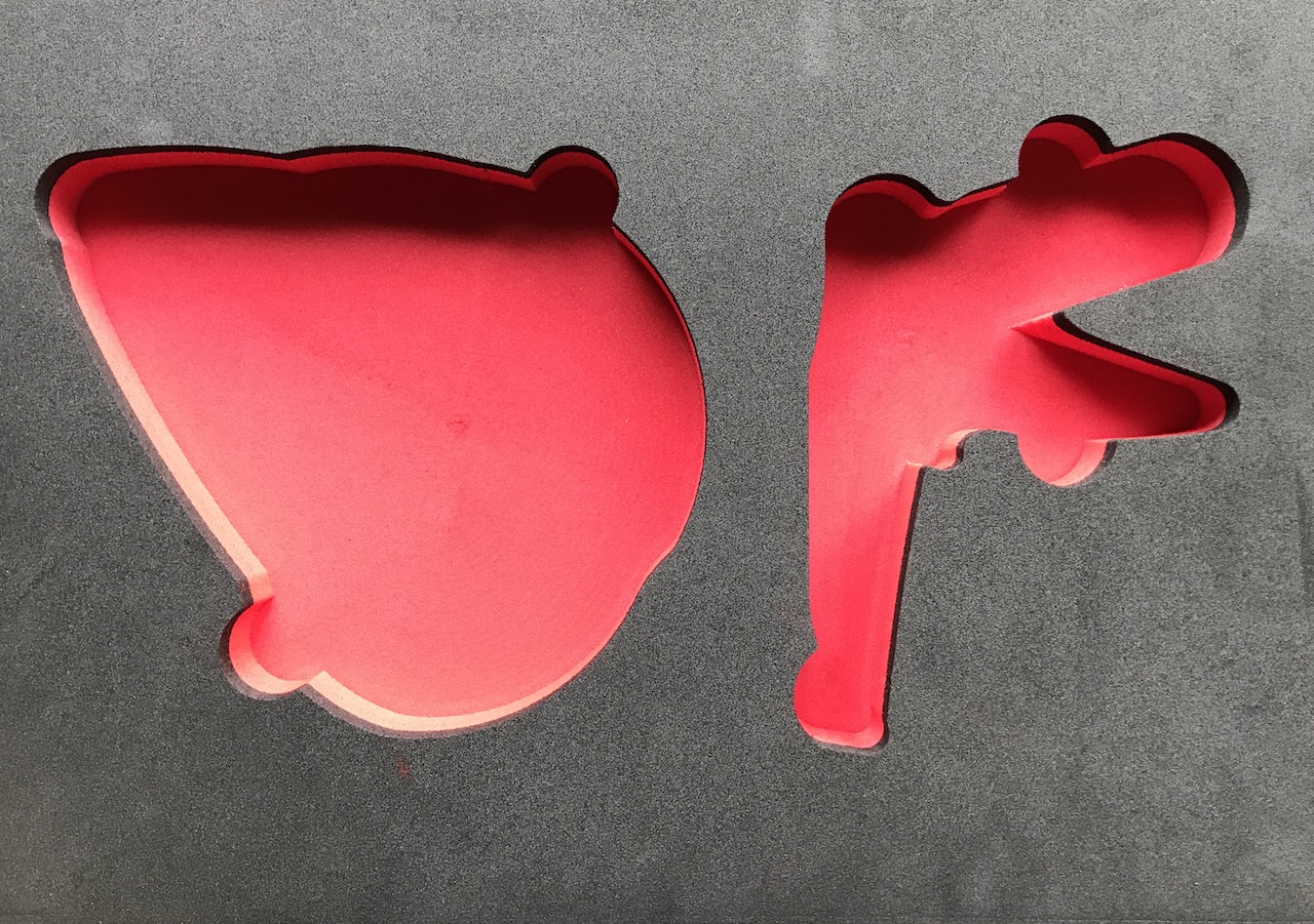 Usinage mousse PE 60mm 45kg/m3 noire et rouge